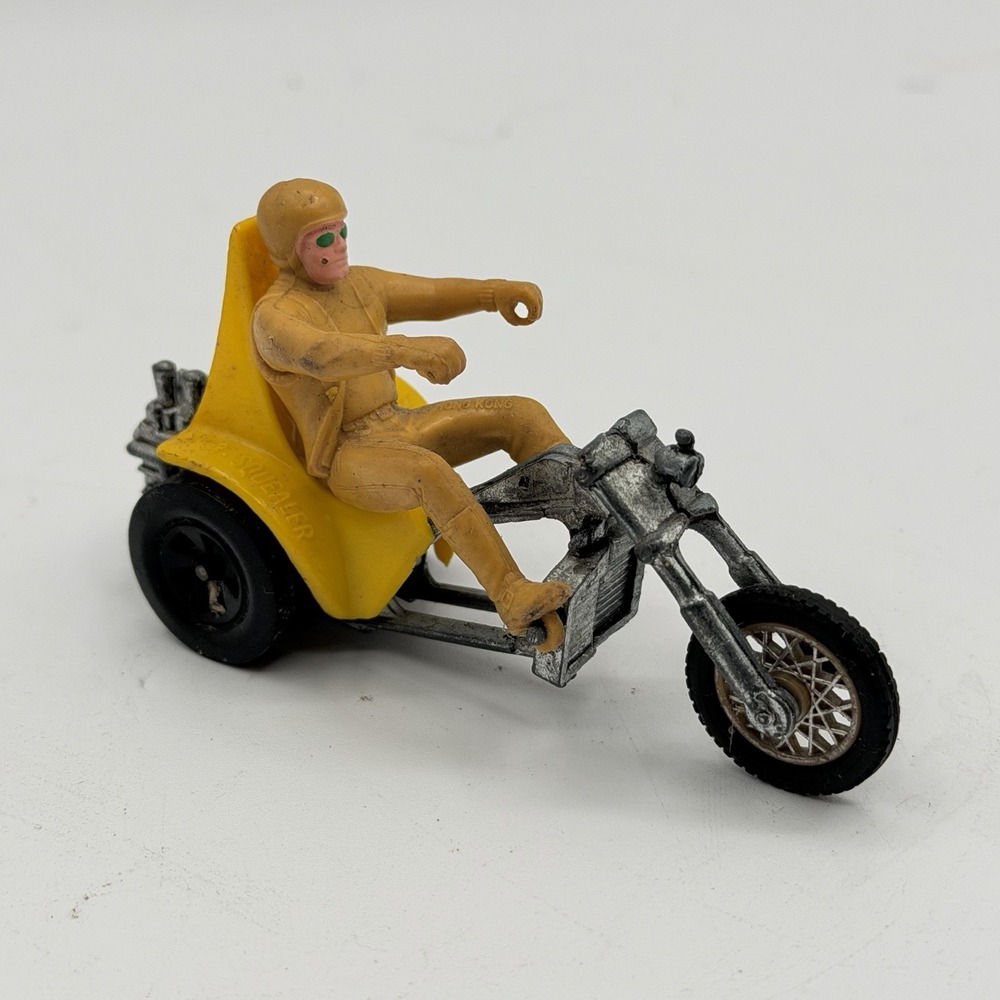 Vintage 1971 Hot Wheels Rumblers Squealer 3 Yellow Trike Bike w/ Rider Damaged